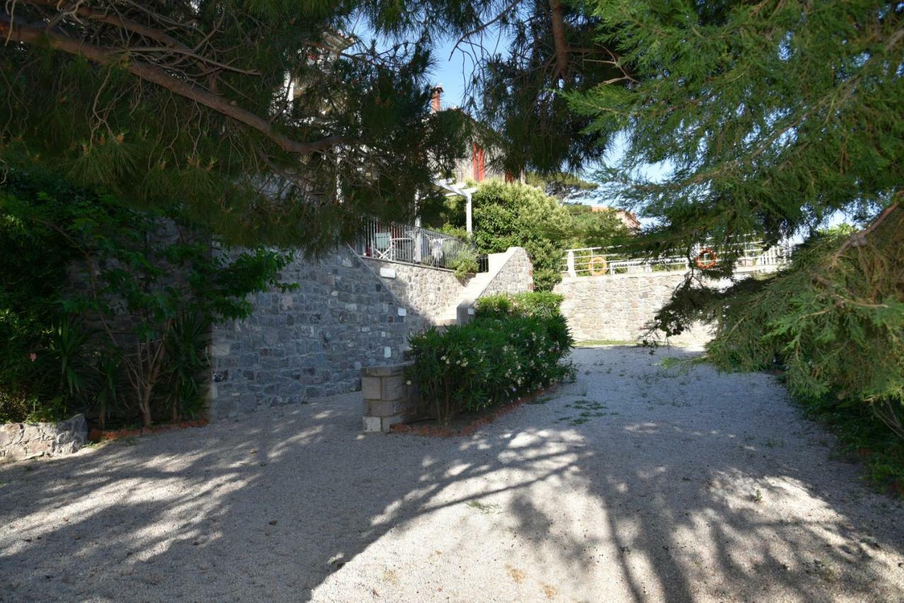 Heliades Maisonettes Митимна Екстериор снимка
